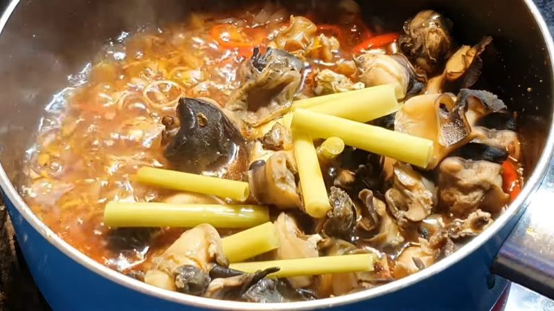 Làm ốc bươu đen sốt cay