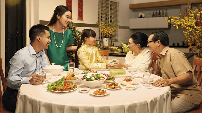 Bàn tiệc Tết, nơi gia đình tụ họp đón xuân Bàn tiệc Tết, nơi gia đình tụ họp đón xuân