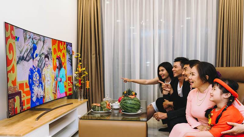 Tết này, mọi người cùng quây quần xem tivi Tết này, mọi người cùng quây quần xem tivi