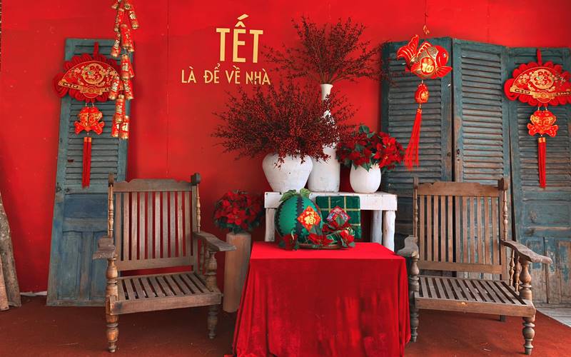 Trang trí quán cafe với phông nền đỏ