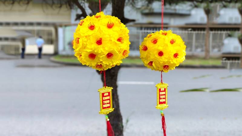 Trang trí quán cafe ngày Tết với quả cầu hoa giấy