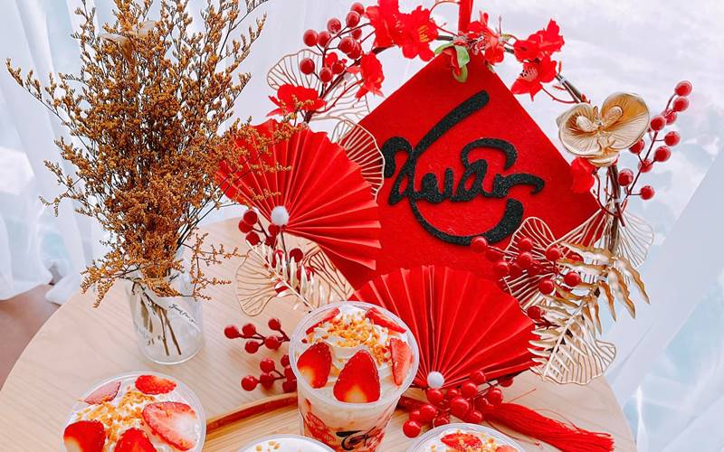 Trang trí với quạt giấy đỏ và hoa khô