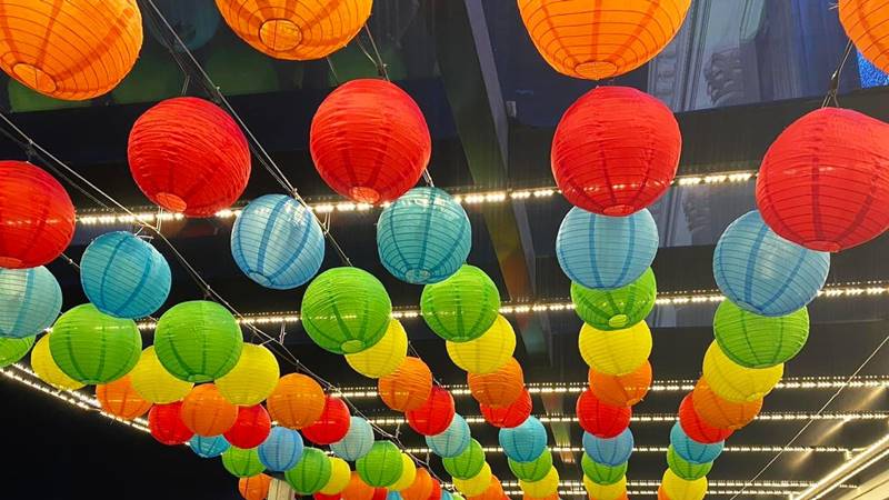 Trang trí quán cafe Tết bằng đèn lồng