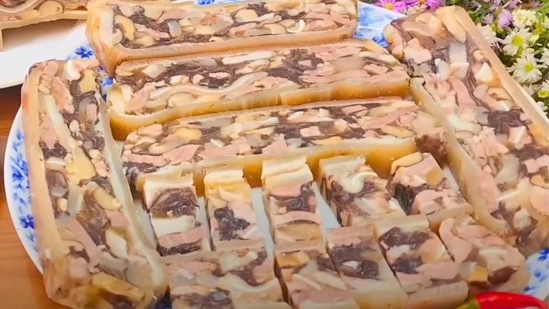 Thưởng thức thịt đông má đào