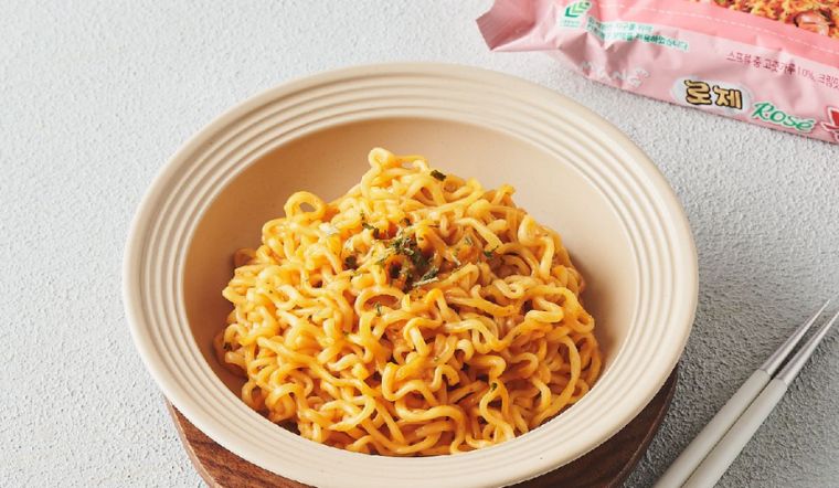 Khám phá hương vị mới lạ của mì Samyang Buldak hoa hồng