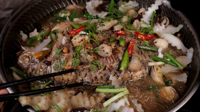 Thưởng thức món cá rô phi chưng tương