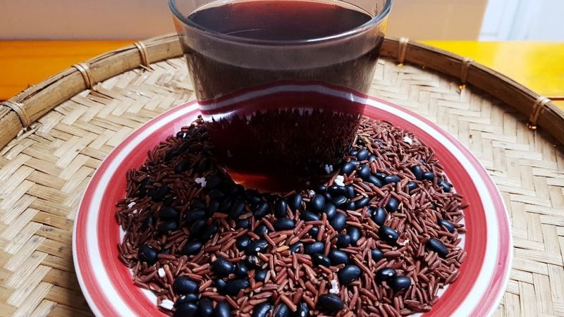 Thời gian uống trà gạo lứt đậu đen