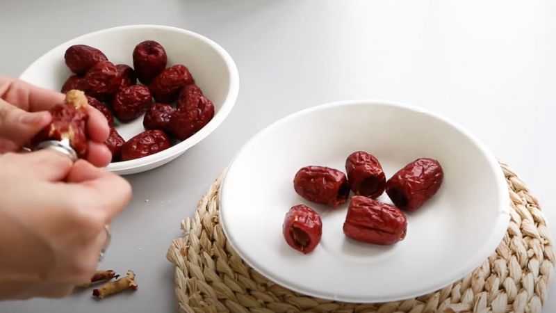 Tách bỏ hạt táo đỏ