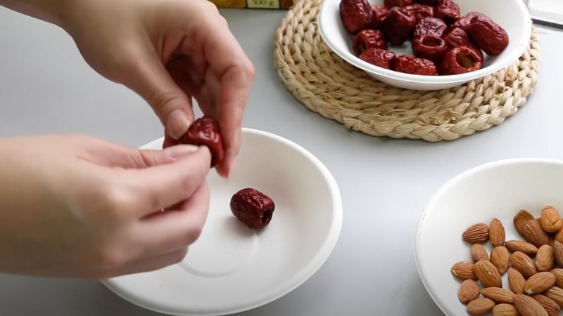 Cho hạt hạnh nhân vào táo đỏ