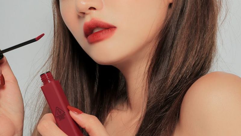 Cách đánh son đỏ rượu vang để trở nên cuốn hút hơn Cách đánh son đỏ rượu vang để trở nên cuốn hút hơn