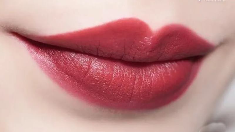 Bí quyết chăm sóc môi để màu son đỏ rượu vang lên màu chuẩn Bí quyết chăm sóc môi để màu son đỏ rượu vang lên màu chuẩn