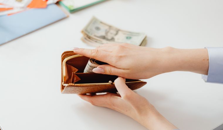 Người mệnh Kim bỏ gì vào ví để thu hút tài lộc, may mắn?