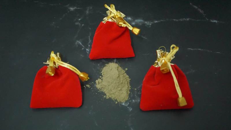 Mệnh Dương Liễu Mộc mang theo túi trầm hương