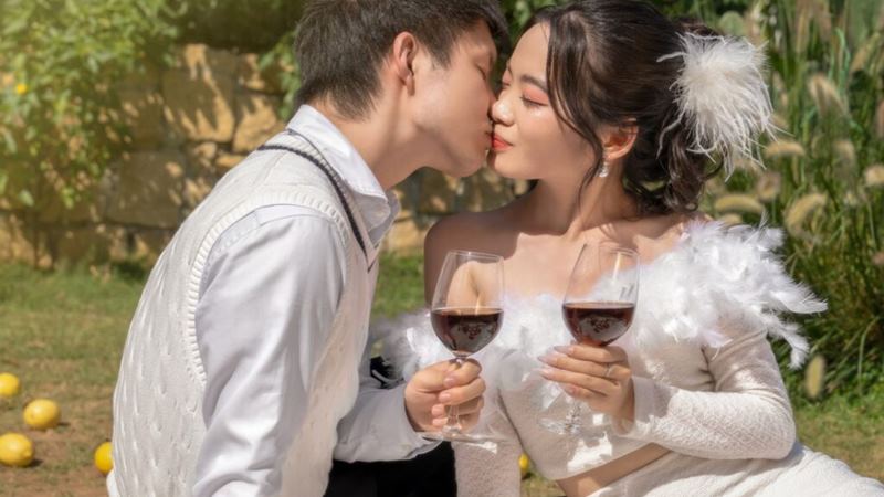 Hôn nhẹ - Trao nhau nụ hôn ngọt ngào