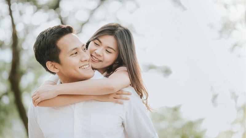 Ôm từ phía sau - Ấm áp và tin cậy