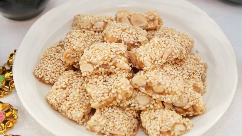 Thưởng thức kẹo mè xửng