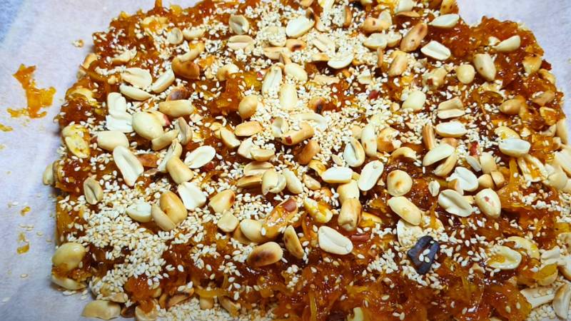 Đổ kẹo ra khuôn Đổ kẹo ra khuôn