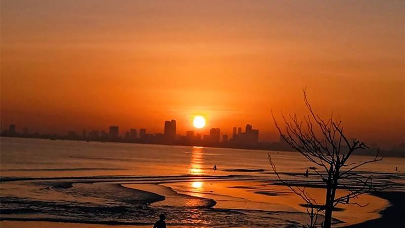 Mặt trời tỏa sáng giữa thành phố 
