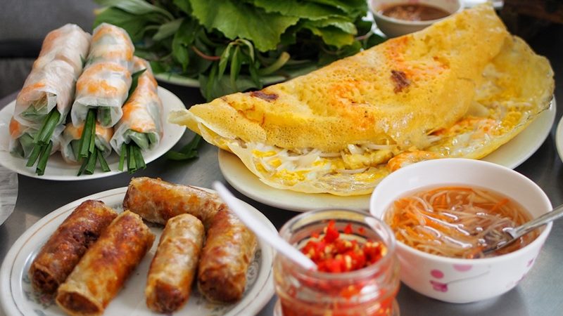 Ngoài bánh xèo thì quán còn có món gỏi cuốn và chả giò
