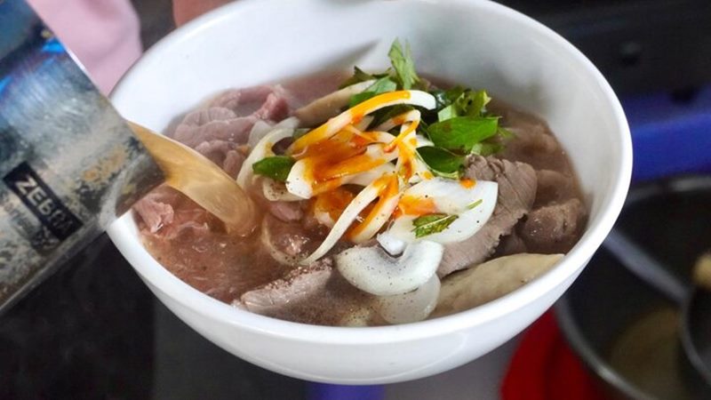 Bún bò huế đầy ắp topping của quán