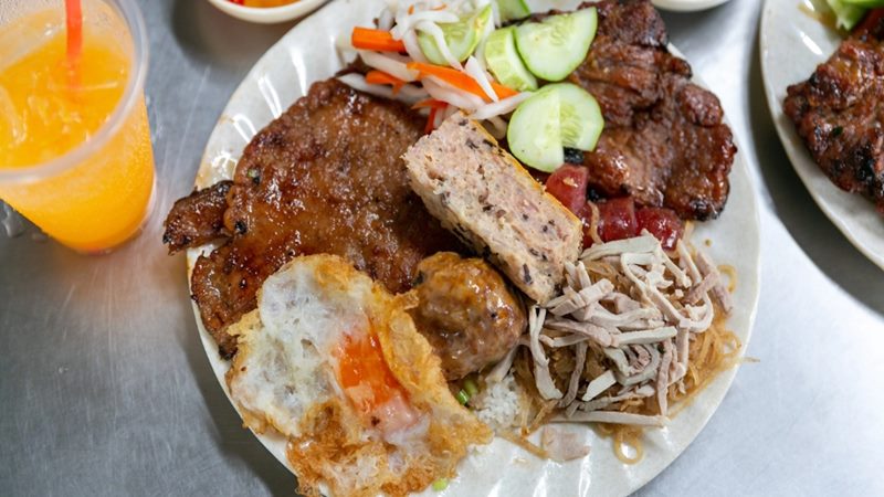 Quán cơm Hương Lúa với phần cơm tấm đầy đặn