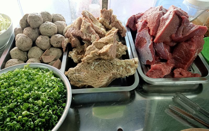 Topping đầy đặn của phở Hậu