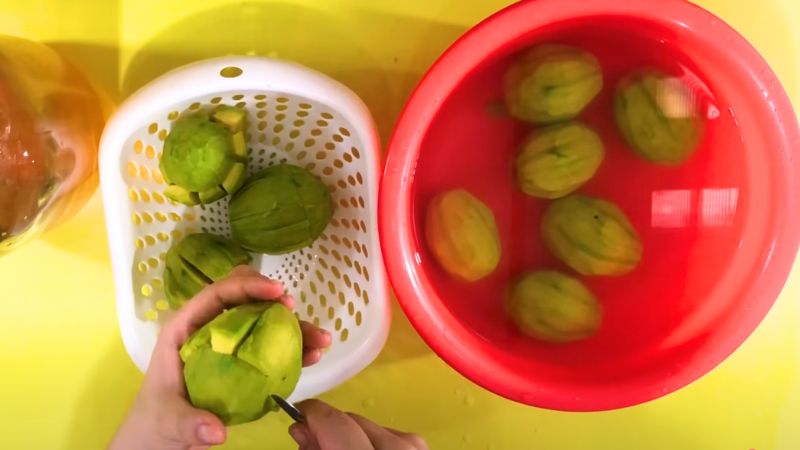 Sơ chế trái cóc
