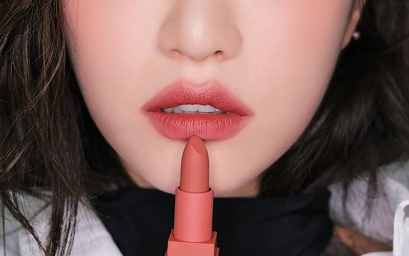 Cách đánh son màu hồng đất để trở nên cuốn hút hơn