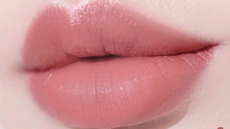 Son màu hồng đất phù hợp với trang phục và cách trang điểm nào?