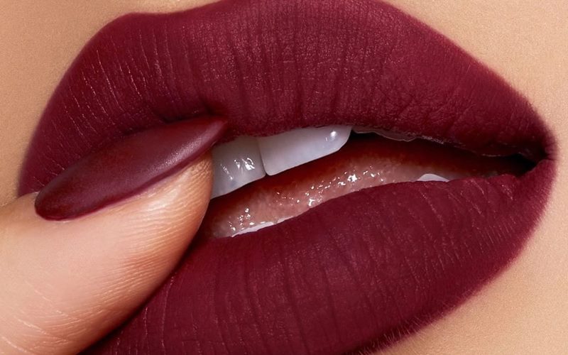 Son màu mận phù hợp với trang phục và cách trang điểm nào?