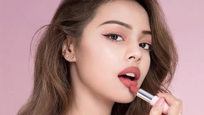 Cách đánh son màu mận để trở nên cuốn hút hơn