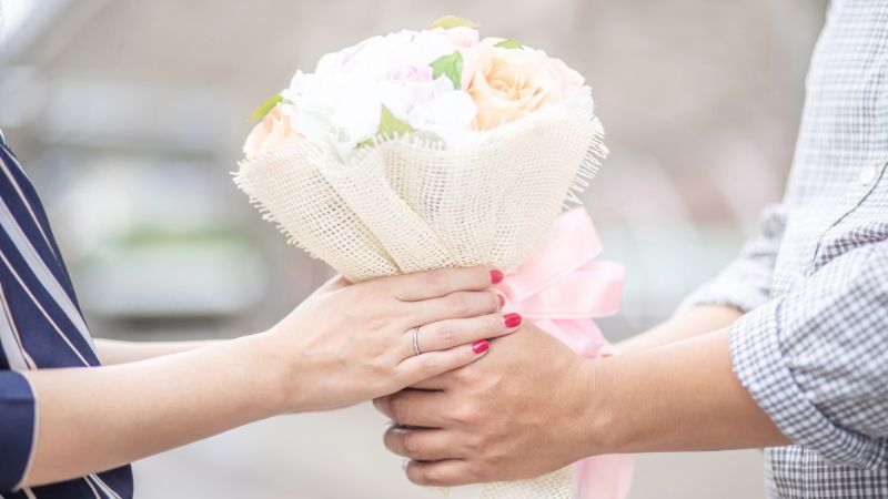Vào ngày này phụ nữ thường nhận được hoa, quà tặng