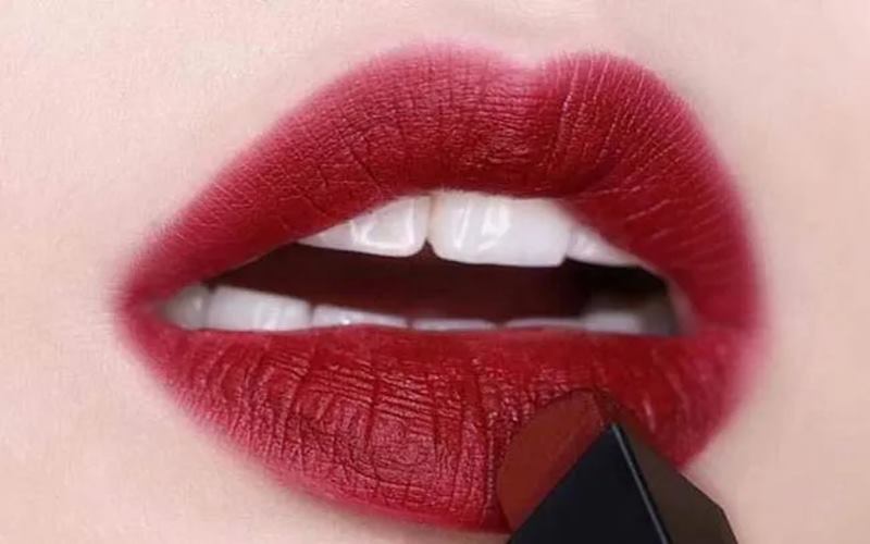 Son đỏ rượu hợp với da nào?
