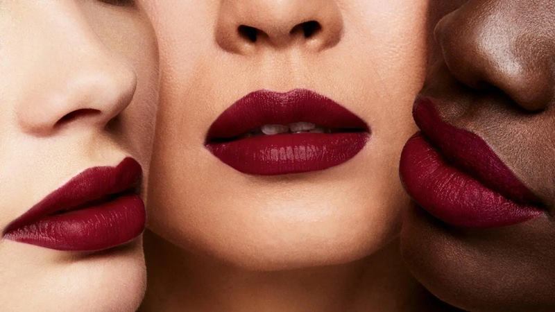 Son màu đỏ rượu phù hợp với trang phục và cách trang điểm nào?