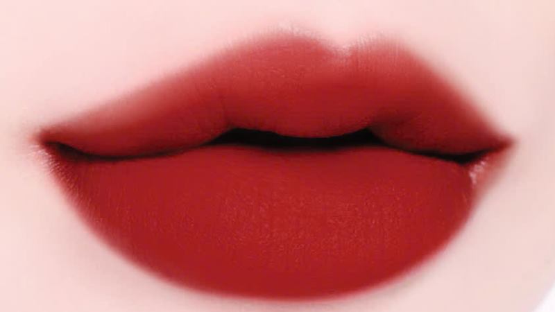 Son màu đỏ gạch phù hợp với trang phục và cách trang điểm nào?