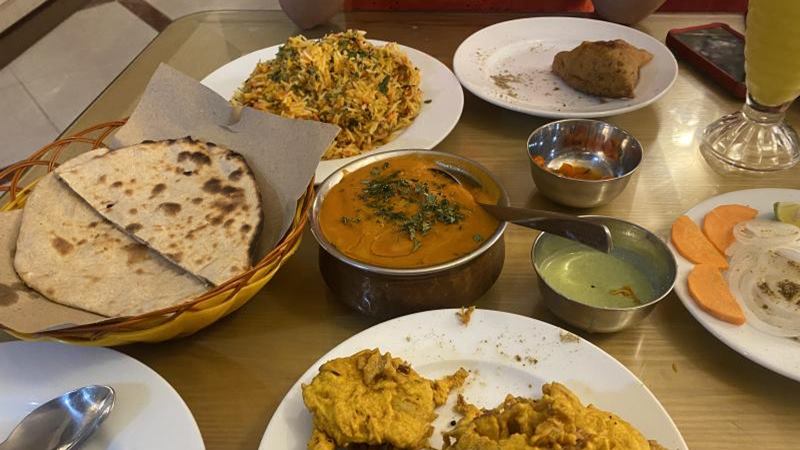 Một bàn ăn đầy đặn tại The Eat List