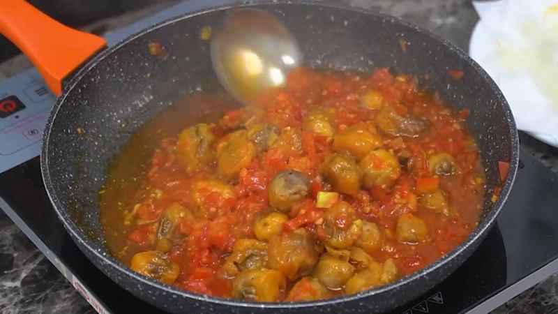 Làm nấm rơm chiên sốt cà chua 