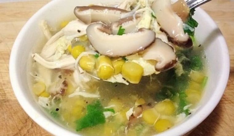 Công thức làm súp gà nấm hương thanh đạm, bổ dưỡng