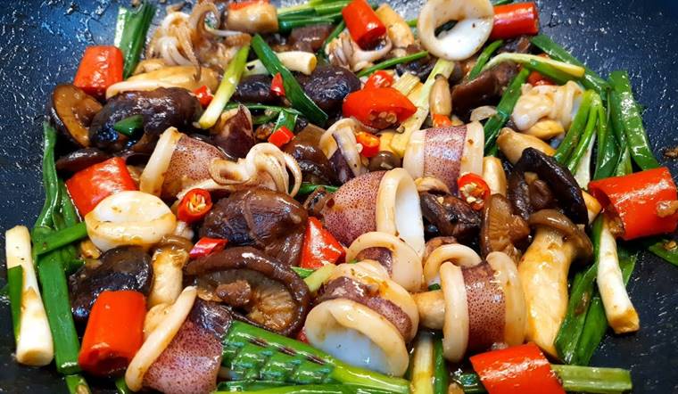 Bật mí cách làm mực xào nấm đùi gà ngon, giòn ngọt