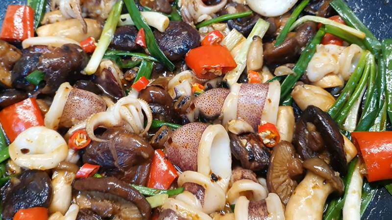 Thưởng thức mực xào nấm đùi gà