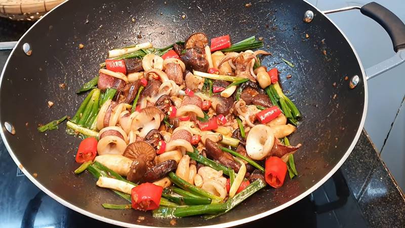 Thành phẩm mực xào nấm đùi gà
