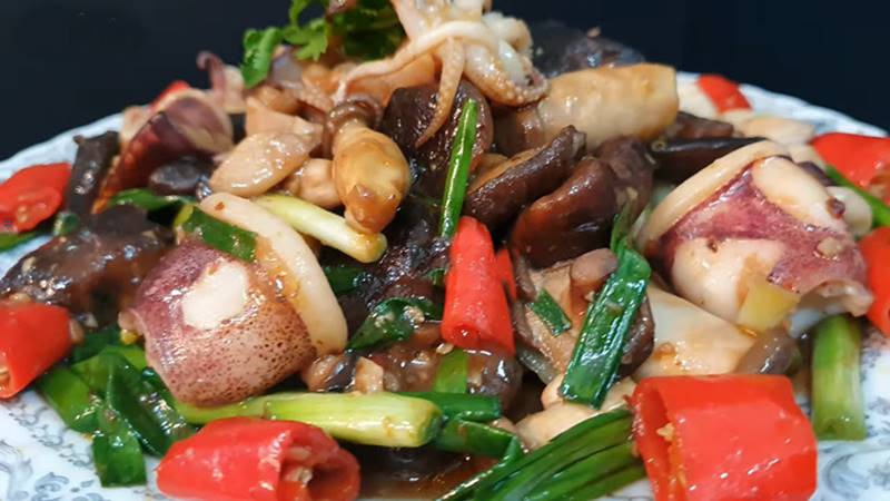 mực xào nấm đùi gà