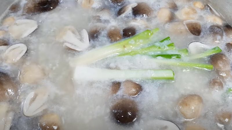 Nấu cháo cá nấm rơm