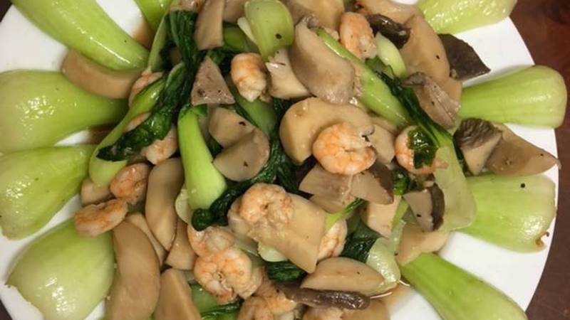 Cải lăn xào tôm và nấm đùi gà