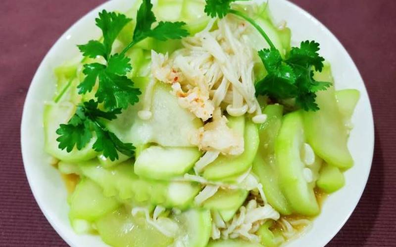 Tôm xào bầu nấm kim châm