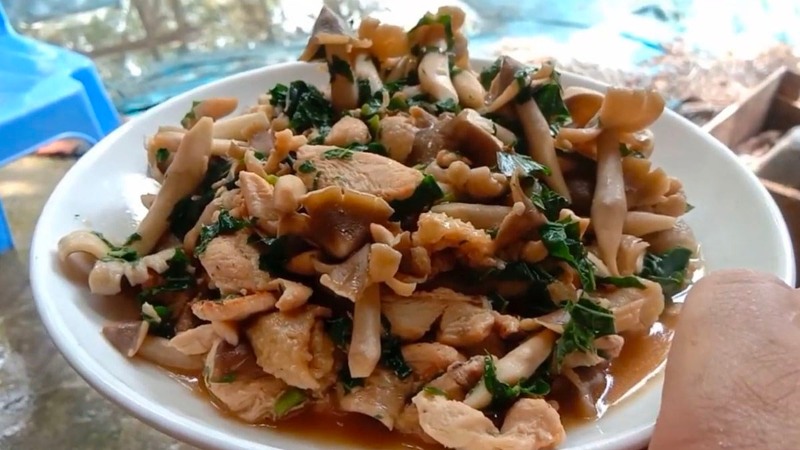 Gà xào nấm mối