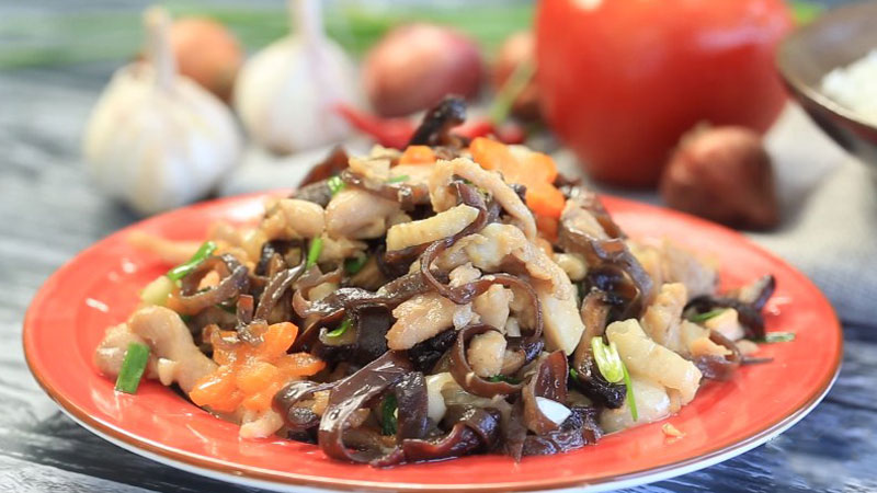 Gà xào nấm hương