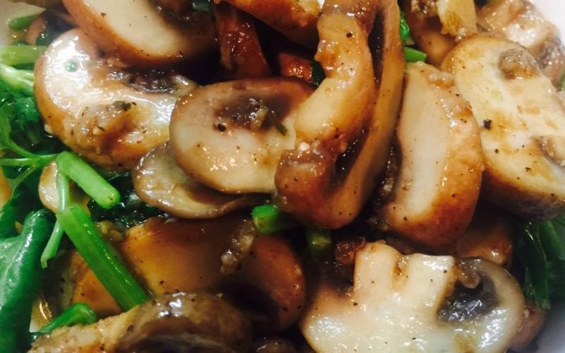 Gà xào nấm mỡ
