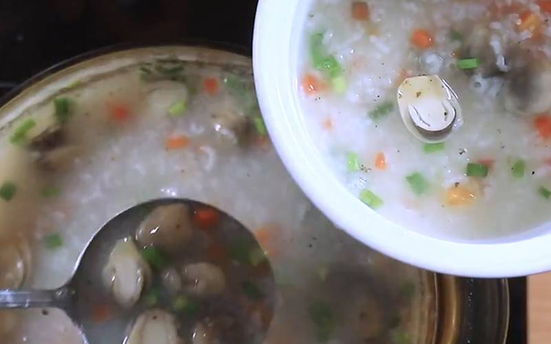 Thưởng thức cháo nấm rơm