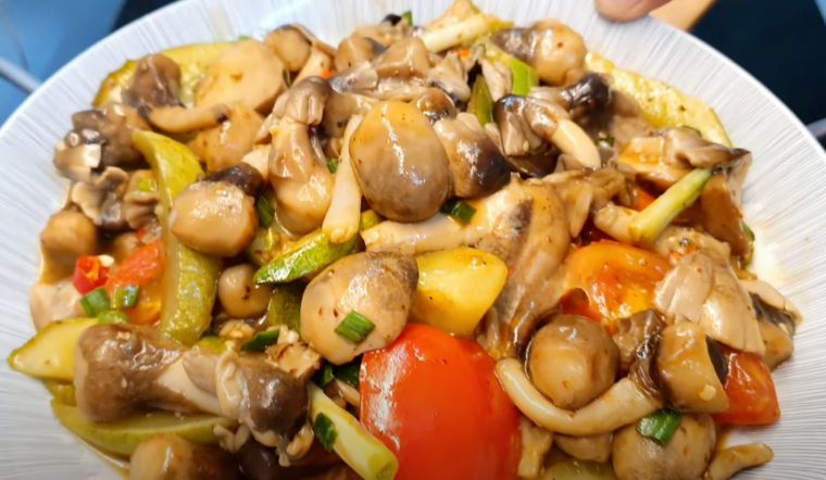 Cách làm nấm rơm xào chay thanh đạm, ăn siêu ngon